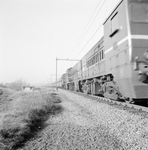 159823 Afbeelding van een ertstrein, getrokken door drie diesel-electrische locomotieven uit de serie 2200/2300 van de ...